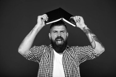 Sakallı adam. Olgun hippi sakallı. Erkek kuaför bakım. Saç ve sakal bakım. Acımasız adam kendinden emin ve yakışıklı. Eğitim nedeniyle stres yaşamalı. hasta ve yorgun okuma. Kitap Mağazası