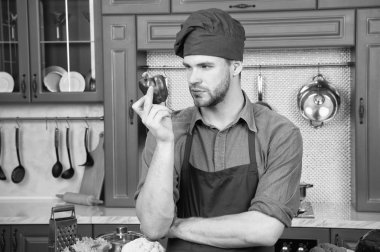 Biber yemek tarifi. Şef pişirme tatlı biber. Vejetaryen mutfağı madde. Adam şef mutfakta yemek önlük giymek. Adam biber sebze vejetaryen yemek tarifi yemek. Vejetaryen diyet kavramı