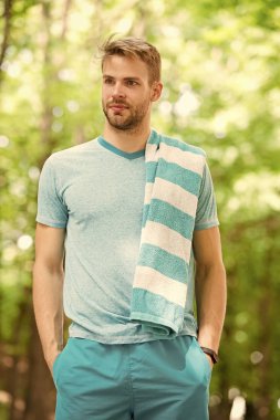 Küçük bir ara vermem gerek. Adam atlet çalışan açık doğa arka plan sonra havlu ile. Atletik adam parkta eğitim. Atlet spor giysiler ve havlu eğitim. Runner egzersiz ara dinlenmek için