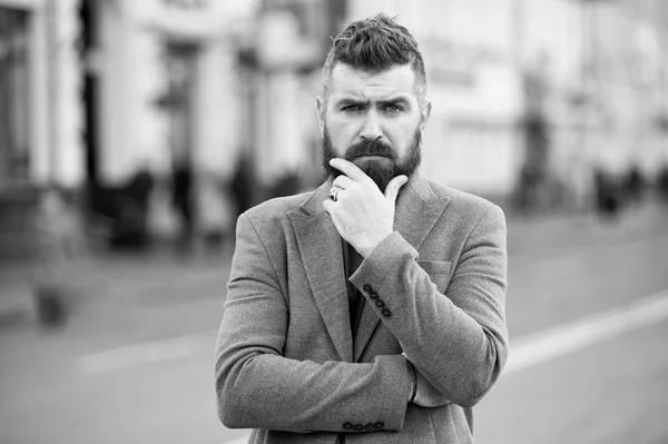 Barbu et cool. Apparence de hipster. Barbe élégante et moustache automne et hiver saison. Mode barbe et concept de coiffeur. Homme barbu hipster manteau élégant à la mode. Conseils de coiffeur maintenir la barbe — Photo