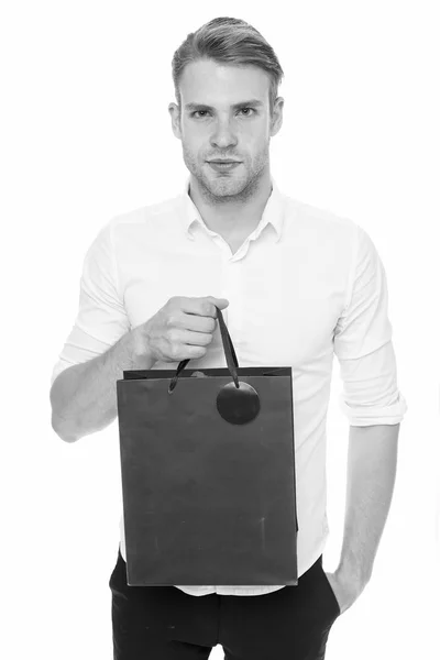 Les gens occupés apprécient le service en ligne. Shopping en ligne. Achat livraison. L'homme d'affaires utilise une application de magasinage. Homme porte sac à provisions fond blanc. Homme d'affaires prospère faisant des achats en ligne — Photo