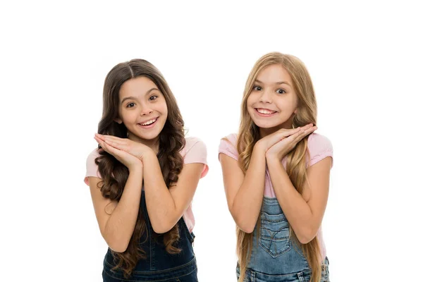 Un futuro positivo y esperanzador para los niños. Adorables niñas felices sonriendo aisladas en blanco. Yendo juntos hacia un futuro más brillante. Hoy en día los niños son mañanas futuro. Concepto futuro — Foto de Stock