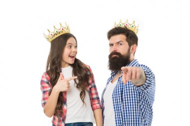 Birlikte vakit geçirmeyi seviyoruz. Babalar günü. çocuk günü. bencil aile bağları. Küçük çocuk babasını seviyor. taç babası ile mutlu küçük kız. bencil baba ve kızı egoist. egoist kavram