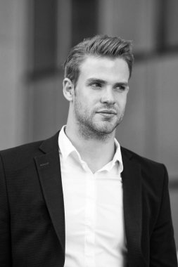 İşadamı pronlems çözmek hazır. Adam iyi zarif resmi elbise yürüyüş kentsel arka plan bakımlı. İşadamı yakışıklı çekici ofis çalışanı. İşadamı ciddi hızlı yürüyüş sırasında öğle yemeği zamanı