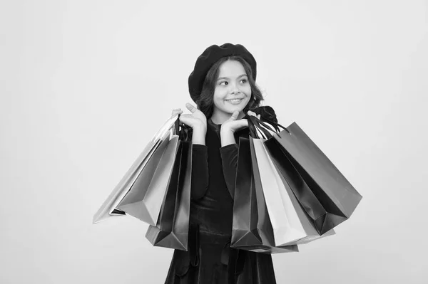 Feliz compra en línea. Regalos de cumpleaños y navidad. Día internacional de los niños. gran venta en el centro comercial. niña pequeña con bolsas de compras. Negocio propio. Bonita compra —  Fotos de Stock