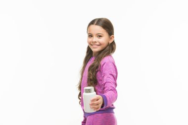 Sağlıklı büyüme ve gelişme için. Küçük kız beyaz izole vitamin şişesi tutan. Vitamin takviyesi olan küçük çocuk. Vitamin hapları olan sevimli bir çocuk. Çocuklar için en sağlıklı vitamin kompleksi