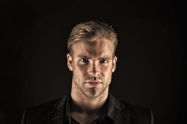 Maço. Genel Kurul liderlik iş yüzü. Tıraşsız yüzündeki kıl olan adam. Formal giyim yakışıklı işadamı. Hayatı ciddiye alıyor. Güven ve karizma, vintage filtre