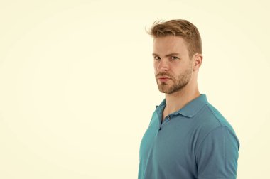 Saç modeli daha iyi yapmak için basit kesmek. Doğru ürünü styling saç kullanın. Düzenli saç modeli ile kendinden emin. Saç modeli ipuçları berber. Adam ciddi sakallı tıraşsız adam beyaz izole mükemmel saç modeli ile