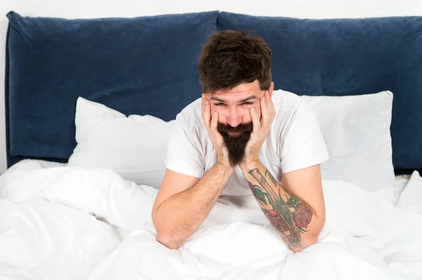 Sinto-me sonolento. macho maduro com barba no pijama na cama. dormindo e acordado. energia e cansaço. Homem barbudo hipster dorme de manhã. Homem sonolento brutal no quarto. Senti-me a dormir em casa — Fotografia de Stock