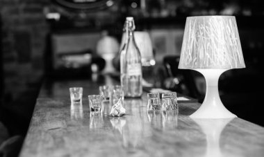İçki sipariş çubuk. Satın alma ve ödeme. Nakit para kavramı. Barmen için ipuçları bırakın. Garsona verilen ipucu. Buruşuk para nakit bar sayacı. Boş bardak ve şişe üzerinde tablo. Nakit ödeme