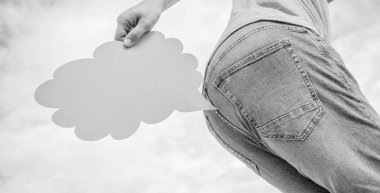 Osuruk seni uçuracak. Osuruk balonu alt kısmında dışında. Konuşma balonu erkek kalça osuruk üfleme yakınındaki boş. Şişkinlik ve gaz muzdarip, kopyalama alanı