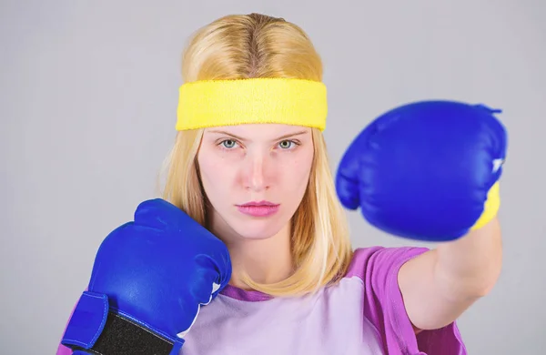 女子拳击手套喜欢锻炼。女孩学习如何保护自己。戴着拳击手套锻炼的女人。拳击运动的概念。有氧拳击运动减肥。女性与力量的平衡 — 图库照片