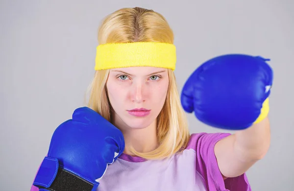 Guantes de boxeo mujer disfrutar del entrenamiento. Chica aprende a defenderse. Mujer haciendo ejercicio con guantes de boxeo. Concepto de boxeo deportivo. Ejercicios de boxeo cardiovascular para perder peso. Feminidad y equilibrio de fuerzas —  Fotos de Stock