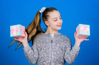 Sürpriz. Çocuk bayramı. Kutlama. Doğum günün kutlu olsun. Tatil kutlaması. Şu anki kutusu olan küçük bir kız. Boks günü. Noel alışverişi. Neşeli çocuk. Yeteneği olan küçük bir kız. ne bir surpris