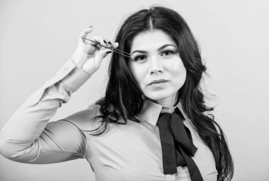 Güzellik uzmanı. Kozmetik cımbız aracı. Güzellik salonu konsepti. Makyaj yanlış kirpik hacmi. Kirpik uzatma cımbız. Kız makyaj yüz kirpik uzantısı için cımbız tutun. Profesyonel makyaj sanatçısı