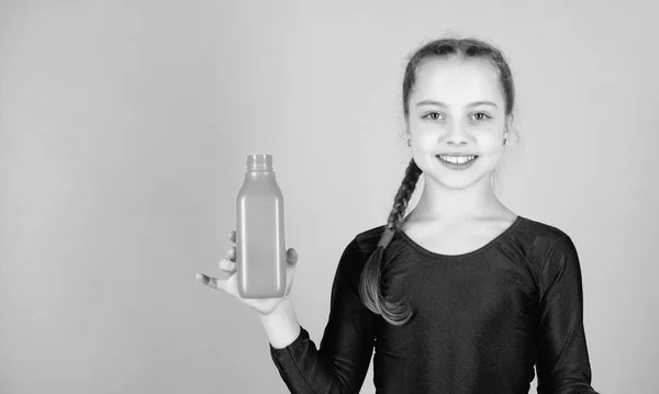 Feliz deportista infantil. Fitness y dieta. Energía. Relájese después del ejercicio de gimnasia de la adolescente. Éxito. Actividad infantil. Deporte y salud. La niña bebe agua de la botella. Simplemente feliz. espacio de copia —  Fotos de Stock