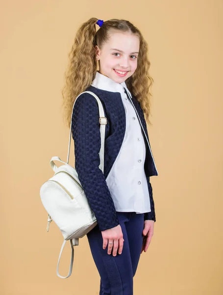 Flicka lilla fashionabla cutie bära ryggsäck. Populära användbara modeaccessoar. Skolflicka med liten läder ryggsäck. Väska bekväm. Snygg miniryggsäck. Lär dig hur passa ryggsäck korrekt — Stockfoto