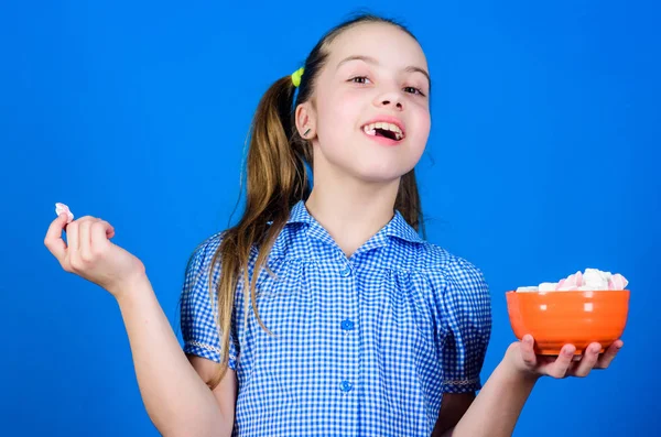 Bonbon. Gelukkig kind houdt van snoepjes en lekkernijen. Klein meisje eet marshmallow. Dieet en calorieën. Zoetekauw concept. Gezond eten en tandheelkundige zorg. marshmallow. Snoepwinkel. bonbonzoetigheden — Stockfoto