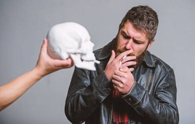 Nikotin sağlık yok. Zararlı alışkanlıklar. Sigara zararlı olduğunu. Tütün Sigara içmeyi alışkanlık vücudunuza zarar getir. Sigara sağlık zarar ve ölüm. Adam duman Sigara insan kafatası sembolü ölüm yakın