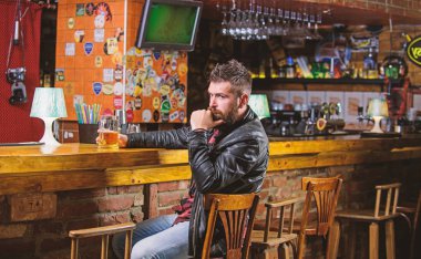 Sakallı adam karanlık çubuğundaki boş zaman harcamak. Acımasız hipster sayaç içki bira bar oturup adam sakallı. Cuma akşamı. Bar içki içip dinlenmek için rahatlatıcı yerdir. Hipster rahatlatıcı bir bira bar