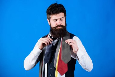 Mükemmel kravatını arıyorum. Sakallı adam kravat seçiyor. Moda aksesuarları ile şık adam. Lüks kravat koleksiyonu olan vahşi beyaz adam. Klasik tarzda uzun sakallı ve bıyıklı adam