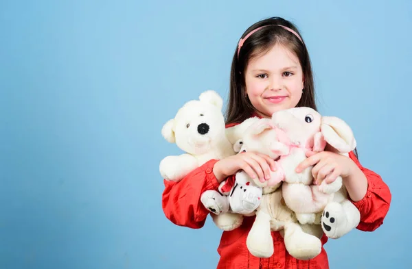 Tienda de juguetes. Día de los niños. El mejor amigo. Niña jugando en la sala de juegos. Feliz infancia. Cumpleaños. abrazando a un oso de peluche. niña pequeña con juguete de oso suave. psicología infantil. oso es su mejor amigo — Foto de Stock