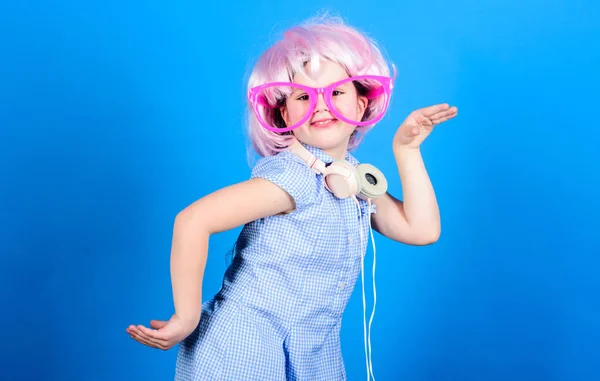 De coolste moderne muziek. Kleine moderne meisje in partij stijl dragen Bluetooth hoofdtelefoon. Klein kind geniet elke dag van dansen op moderne muziek. Met behulp van moderne technologie voor plezier — Stockfoto