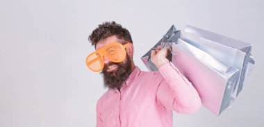 Mutlu grup kağıt torbalar ile alışveriş. Alışveriş bağımlısı tüketici. Nasıl sonraki tatil için hazır olun. Adam hipster giyim güneş gözlüğü tutun grup alışveriş torbaları sakallı. Üstünde siyah Cuma alışveriş