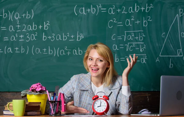 Profesor con despertador en pizarra. De vuelta a la escuela. Día del maestro. Estudio y educación. Escuela moderna. Día del conocimiento. En la escuela. Enseñanza en casa. Mujer feliz. mujer en el aula. sieze el momento — Foto de Stock