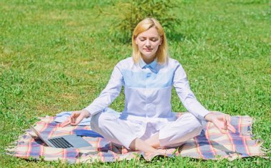 Kadın dinleniyor, meditasyon yapıyor. Her gün meditasyon. Her gün meditasyon yapman gereken sebepler. Zihnini boşalt. Kız halıların yeşil çimlerin doğası üzerine meditasyon yapıyor. Rahatlamak için bir dakika bul