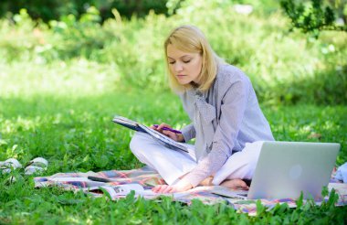 Serbest kariyer konsepti. Serbest kariyere başlayan rehber. Başarılı freelancer ol. Açık havada iş yönetmek. Dizüstü bilgisayarı olan kadın çayırda oturun. İş kadını serbest iş açık havada