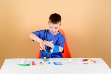 Tıp kavramı. Tıbbi muayene. Tıp eğitimi. Oyun oyna. Çocuk sevimli çocuk gelecek doktor kariyer. Sağlıklı bir hayat. Sağlık. Çocuk küçük doktor stetoskop ve tıbbi aletler ile masa oturtun