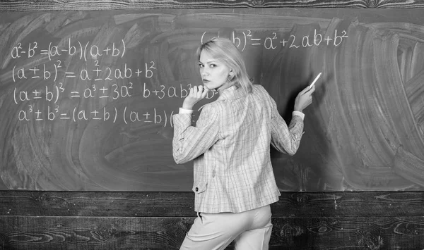 Na escola. Escola em casa. Uma mulher atenciosa. De volta à escola. Dia dos professores. professor na aula da escola. Estudo e educação. Escola moderna. Dia do conhecimento. mulher na sala de aula. É inacreditável. — Fotografia de Stock