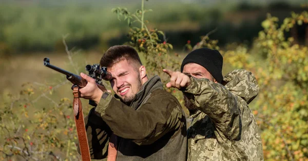 Jagers brutale poachers. Verboden jacht. Overtreden van de wet. Poaching concept. Activiteit voor brute mannen. Jagers stropers op zoek naar slachtoffer. Stropers met geweren in natuuromgeving. Illegale jacht — Stockfoto