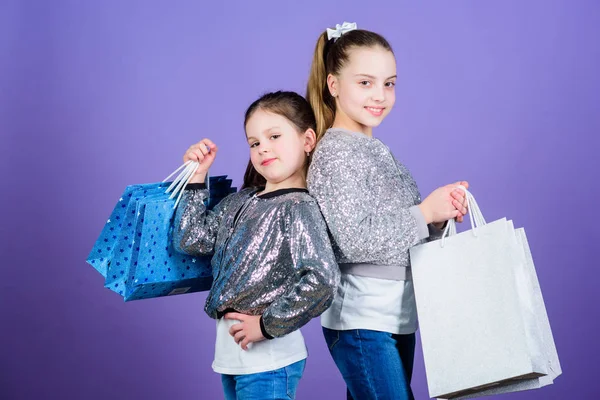 Szczęśliwy dzień dzieci. Little Girl siostry zakupy online. Sprzedaż i rabaty. Siostry i rodzina. oszczędności na zakupach. Moda dziecięca. Asystent sklepu z pakietem. Małe dziewczynki z torby na zakupy — Zdjęcie stockowe
