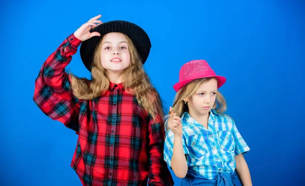 Feliz infancia. Concepto de moda infantil. Mira nuestro estilo de moda. Tendencia de moda. Las niñas niños usan sombreros de moda. Pequeña fashionista. Siguiendo a la hermana en todo. Cool cutie traje de moda —  Fotos de Stock