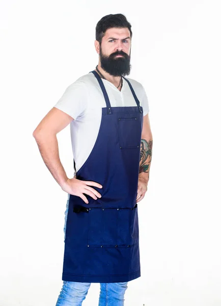 İyi bir aşçı olmaktan gurur duyuyorum. Önlüklü pişirin, ellerinizi kalçalarda tutarak. Cook cepleri ile pişirme önlük giyiyor. Rahat mutfak önlüklü sakallı adam. Uzun sakallı ve bıyıklı kendinden emin ızgara aşçısı — Stok fotoğraf