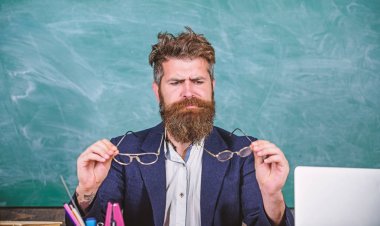 İyi vizyon tutmak için uygun gözlük seçmeniz gerekir. Göz bakımı ve sağlık. Gözlük Bakımı göz sağlığı hakkında sakallı öğretmen. Göz ve görme ile dizüstü bilgisayar ve kitap nedenleri sorunları olan çalışması