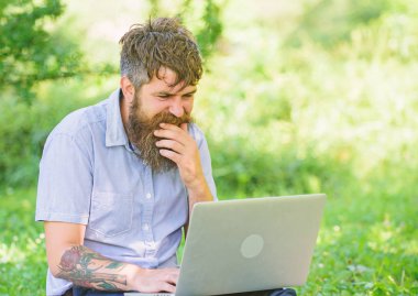 Dizüstü doğa arka plan ile sakallı adam. Yazar ya da blogger sosyal ağ için yazı yazmak. Bloglama için ilham. Blogger için sosyal ağ içerik oluşturun. Doğa tarafından ilham kaynağı olma Blogger