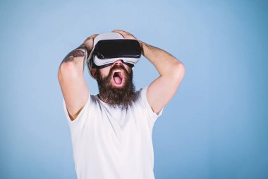 3D tasarım konsepti. Mimar ya da sanal gerçeklik gözlüklü. Kask içinde adam sanal gerçeklik mühendisi olarak çalışıyor. Adam sakal Vr gözlük şok ve hayal kırıklığına, açık mavi arka plan