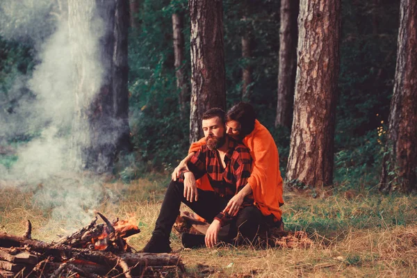 Pareja enamorada en el picnic con fuego en el bosque, árboles — Foto de Stock