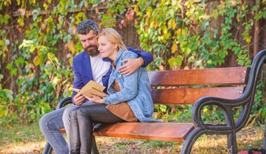 Benzer ilgi alanlarına sahip insanlarla tanışmak. Erkek ve kadın tezgah parkı otur. Aynı kitabı beraber okuduk. Çift edebiyat ilgileniyor. Edebiyat ortak çıkar. Ortak ilgi ile kız arkadaş bulmak nasıl