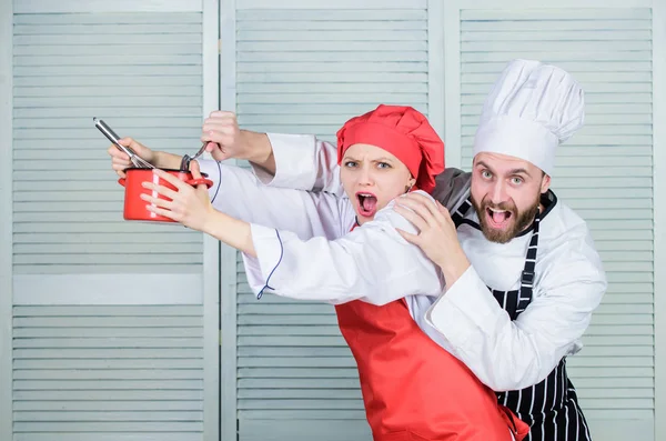 Deja que pruebe. Pareja divirtiéndose mientras batiendo crema. Cocinar comida saludable. Cocinar juntos es más divertido. Mujer y hombre barbudo cocinando juntos. Deliciosa comida. Hornear pastel juntos — Foto de Stock