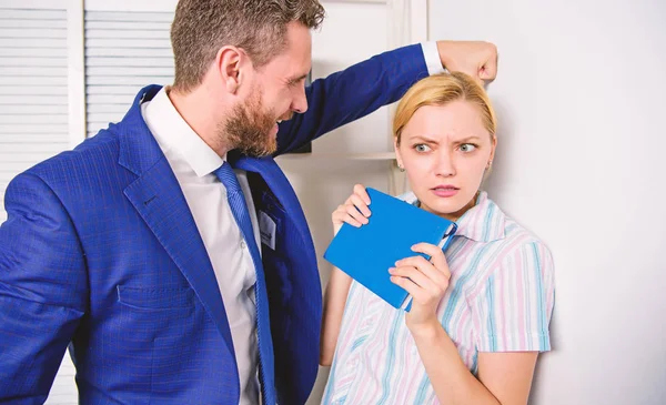 Afbreuk doen aan office. Seksuele intimidatie op de werkplek. Beweging tegen seksuele intimidatie. — Stockfoto