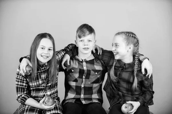 Denk gezond eerst. Kleine groep kinderen genieten van gezond eten samen. Kleine kinderen houden rode appels. Leuke kinderen met gezonde appel snack. Gezonde kinderen — Stockfoto