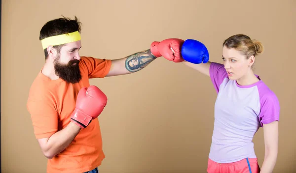 Soco, desporto Sucesso. nocaute e energia. treino de casal em luvas de boxe. Mulher feliz e homem barbudo exercitam-se no ginásio. Roupa desportiva. Luta. Treinamento com treinador. Rápido e Furioso — Fotografia de Stock