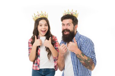 O benim küçük prensesim. Erkek altın taç ve küçük kız çocuk prenses. Gelmiş geçmiş en iyi kız. Kraliyet ailesi. Kral ve prenses. Mutlu aile beyaz arka plan. Sakallı adam kızıyla gurur duyuyor