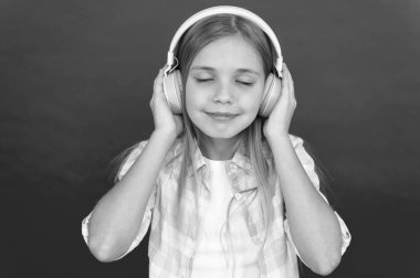 Çocuk günü. Radyo sinyalleriyle iletilen teknoloji. Çocukluk mutluluk. MP3 çalar. küçük kız çocuk kulaklık. küçük çocuk ebook, eğitim dinle. Müzik dinlemek. Güzellik ve moda. En sevdiğim müzik için arama