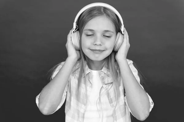 Día de los niños. Tecnología de audio. Felicidad infantil. Jugador Mp3. niña pequeña con auriculares. niño pequeño escuchar ebook, educación. Escucha música. Belleza y moda. Buscando música favorita — Foto de Stock