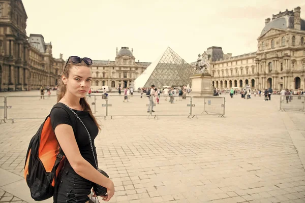 관광객이 파리 광장을 산책하는 소녀. 배낭 여행자가 도시를 탐험 한다. 여성은 도시 건축 복제품 공간 앞에 서 있습니다. 꼭 가야 해. 파리를 관광하는 관광객 안내 — 스톡 사진